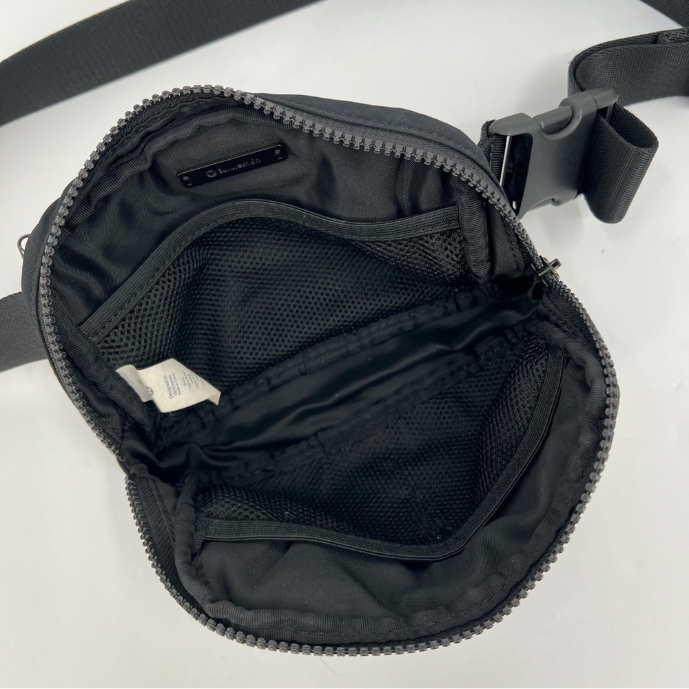 Lululemon RARE OG Everywhere Black Belt Bag Original Version - Picture 4 of 12